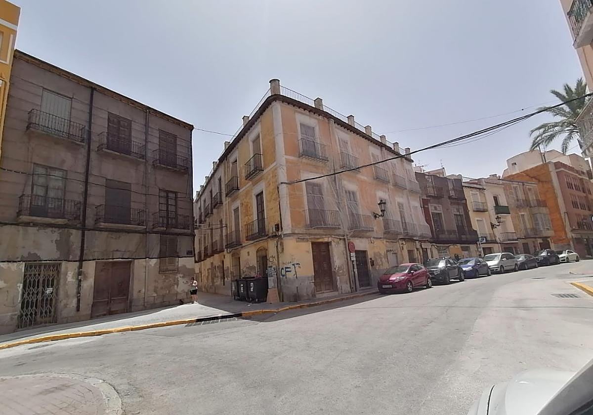 Tres edificios han sido cubiertos con mallas de obra desde la pasada Semana Santa.