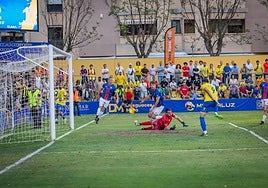 Revilla marca el tercer gol escorpión tras genial regate y pase de Hamza en el área rival.
