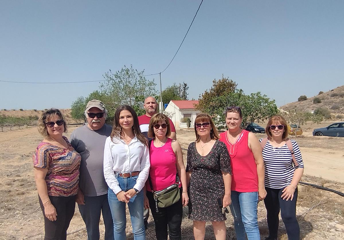 La edil del PSOE, Aynara Navarro (tercera por la izquierda), junto a un grupo de vecinos del barrio de Las Majadas, en La Matanza.