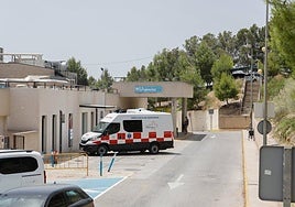 Una ambulancia en la puerta de urgencias del Hospital Rafael Méndez.