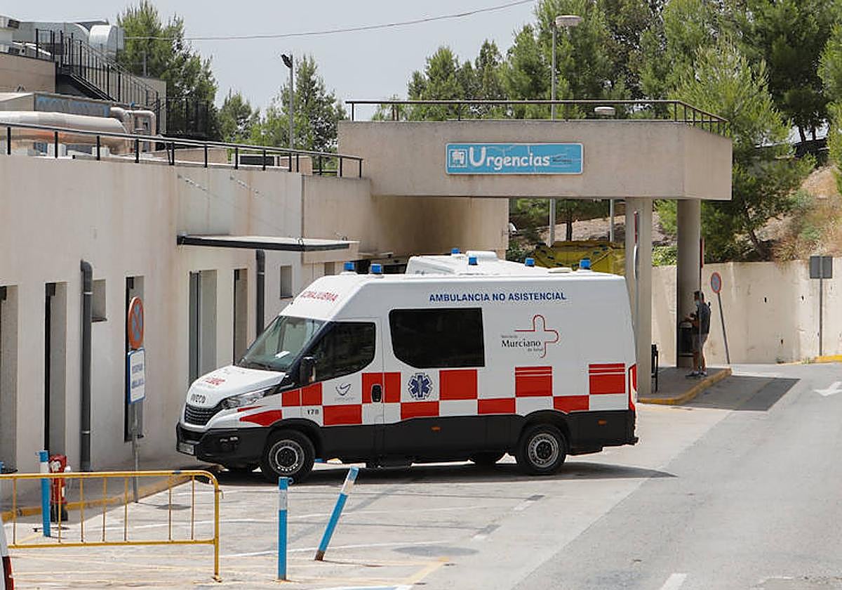 Una ambulancia en la puerta de urgencias del Hospital Rafael Méndez.