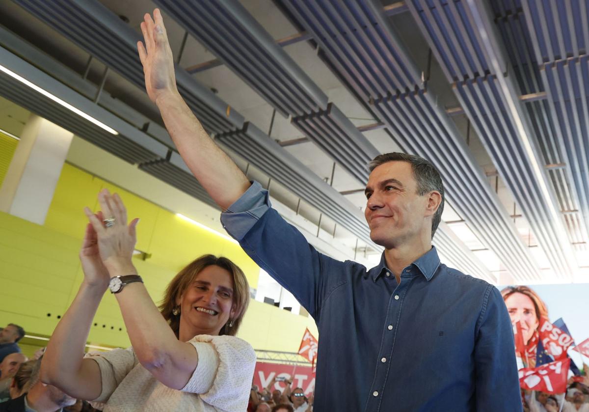 Imagen de archivo de Teresa Ribera y Pedro Sánchez en un acto del PSOE.