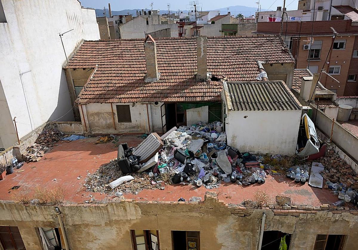 Edificio con escombros en el barrio del Carmen de Murcia.