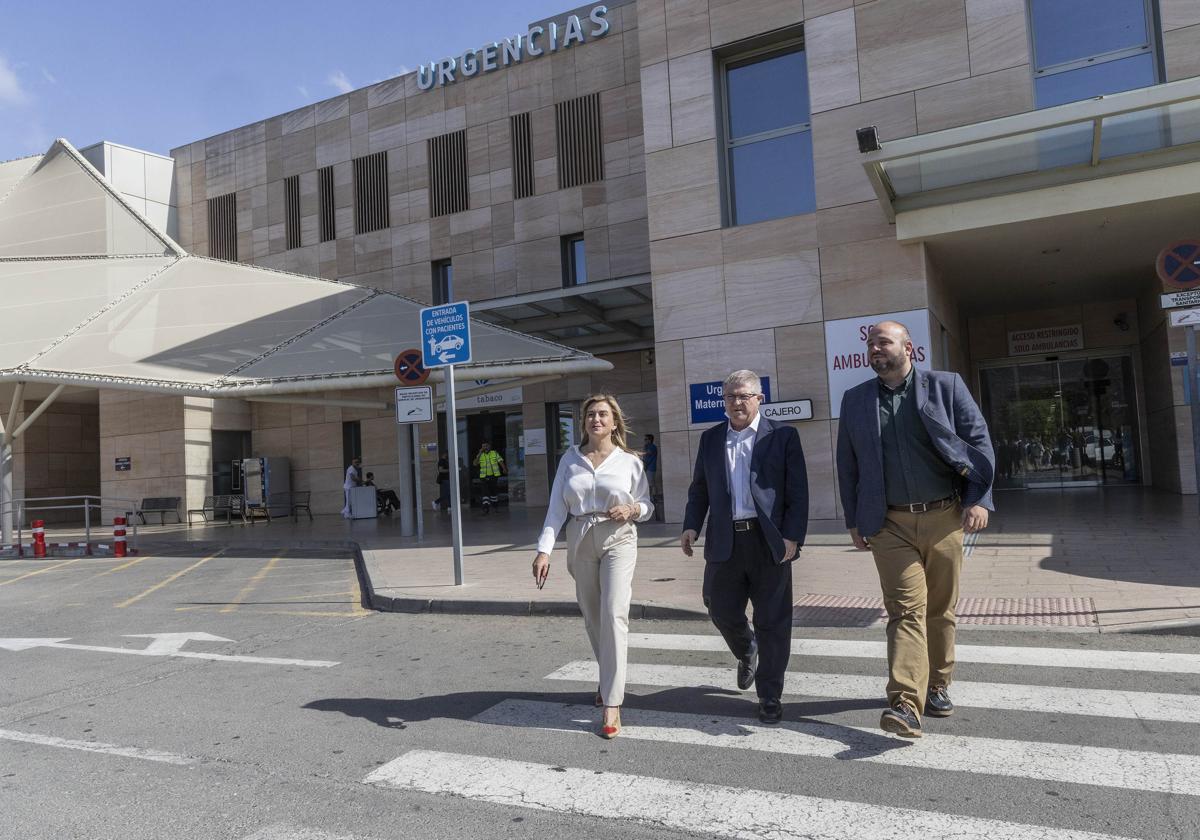 Carmina Fernández, José Vélez y Manuel Torres, este martes, en la puerta del Santa Lucía.