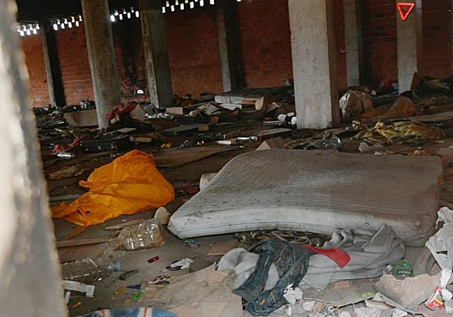 Interior de la estructura, llena de basura.