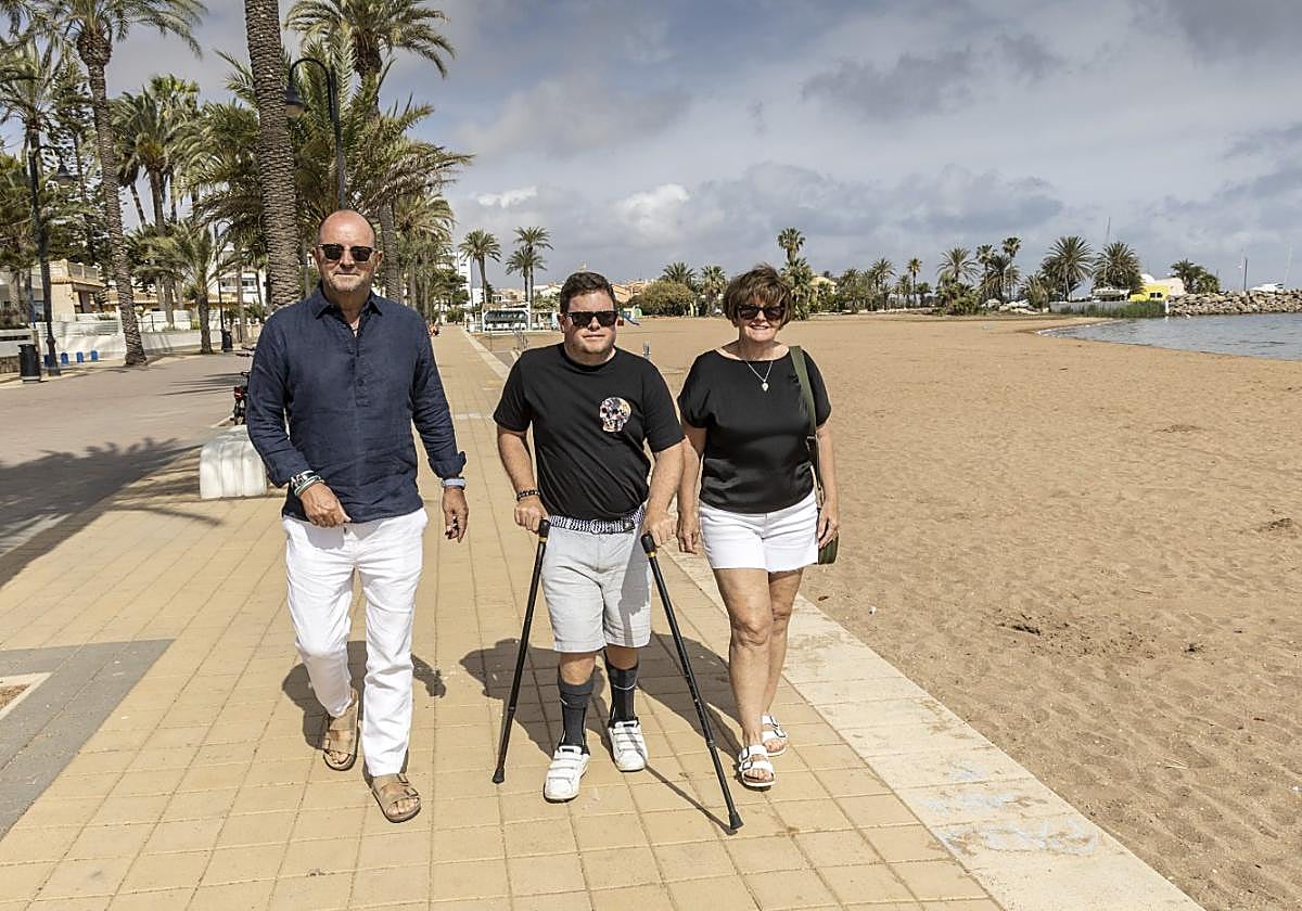 Terry, Sebastian y Diana Sergeant, por el paseo marítimo de Mar de Cristal, donde veranean desde hace quince años .