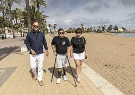 Terry, Sebastian y Diana Sergeant, por el paseo marítimo de Mar de Cristal, donde veranean desde hace quince años .