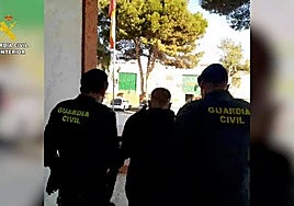 Dos agentes, durante el traslado de un detenido. Guardia Civil