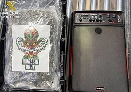 Un paquete de marihuana camuflado dentro de un altavoz.