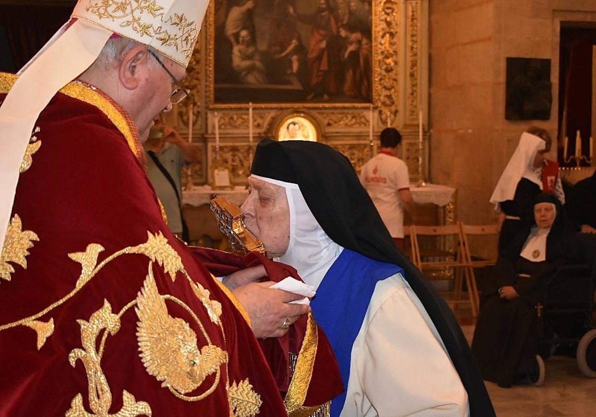 Una de las monjas de clausura en la Basílica.