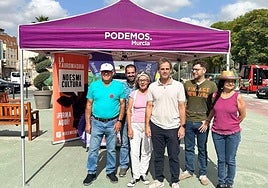 Ángel Luis Hernández, junto a integrantes de Podemos, este martes en Murcia.