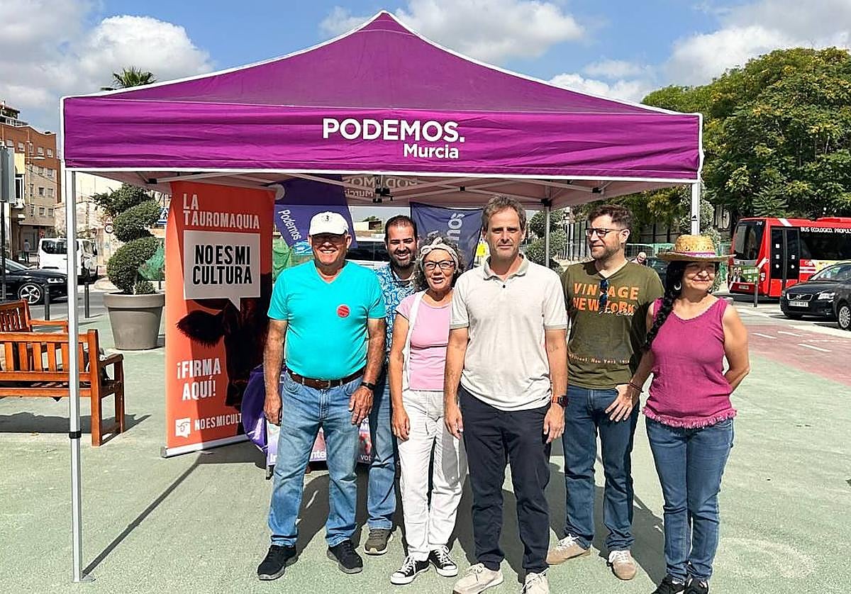 Ángel Luis Hernández, junto a integrantes de Podemos, este martes en Murcia.