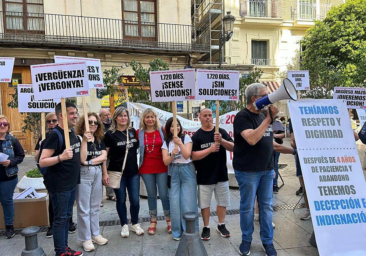 Concentración de la Ampa del Centro Oriol, ayer, en Valencia.