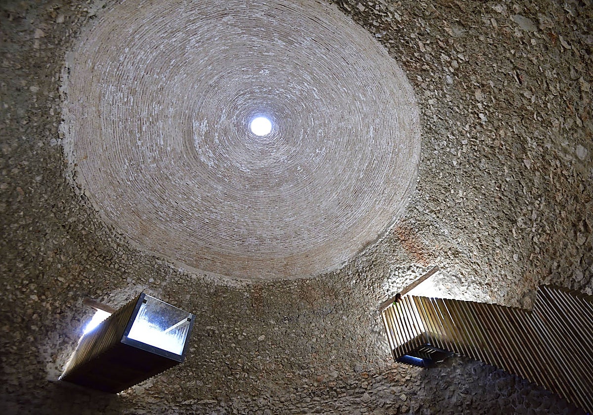 Cúpula del pozo nº 11 restaurado por Ecoproyecta, el más grande, con el mirador y la escalera que lo hacen visitable.