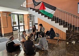 Alumnos en la Facultad de Letras de la UMU, este miércoles.