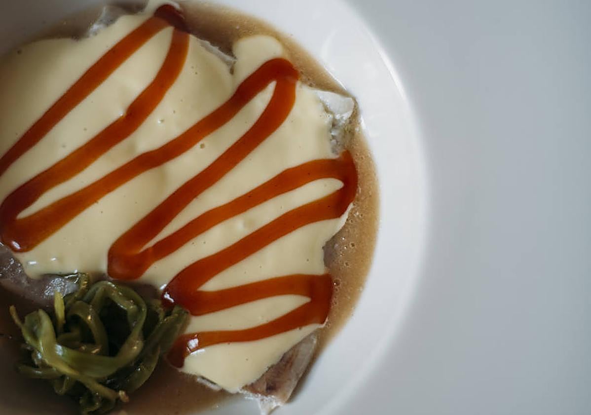 Imagen principal - Lecha elaborada con fumet, alioli y sobrasada. Pavlova, uno de los postres estrella. Estrella de Levante, cerveza oficial en los servicios de La Birdie.