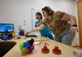 Alba Zapata, durante un ejercicio de equilibrio con Davinia López, terapeuta ocupacional de la Asociación Murciana de Esclerosis Múltiple.