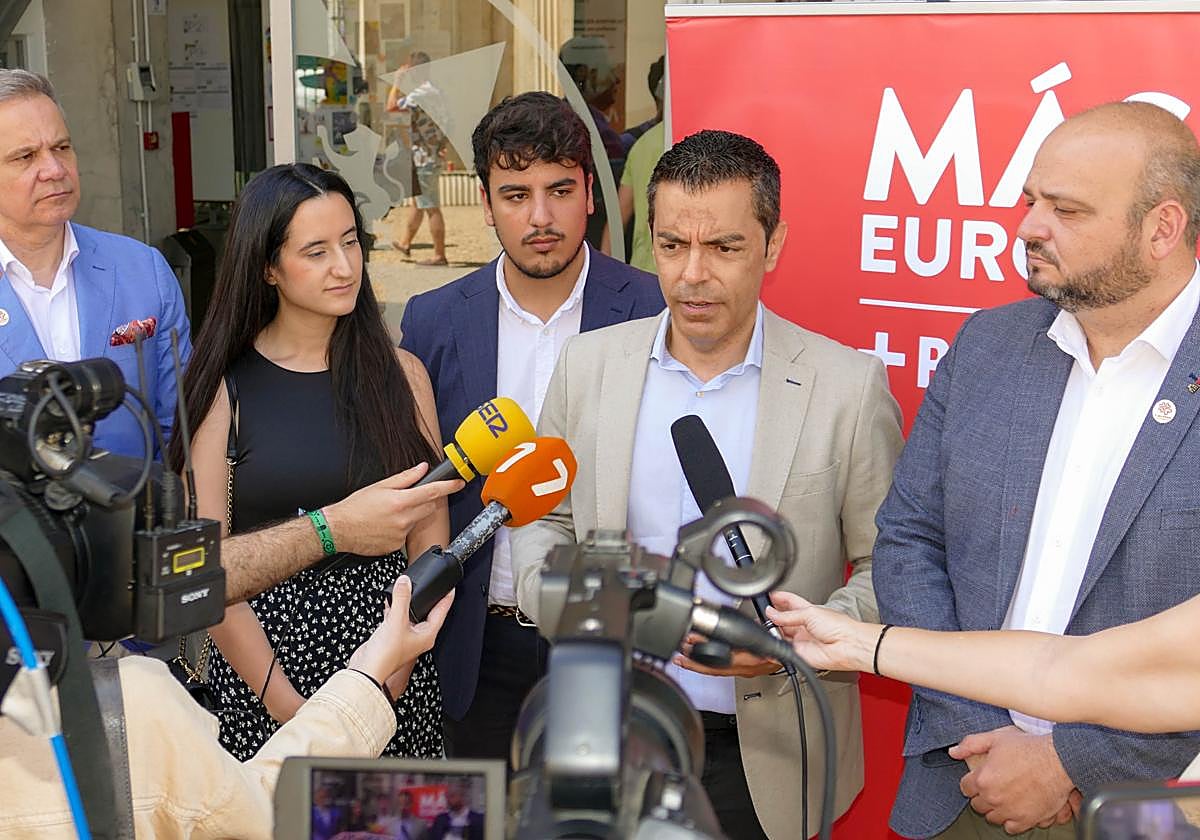 Marco Ros atiende a los medios de comunicación, este miércoles.