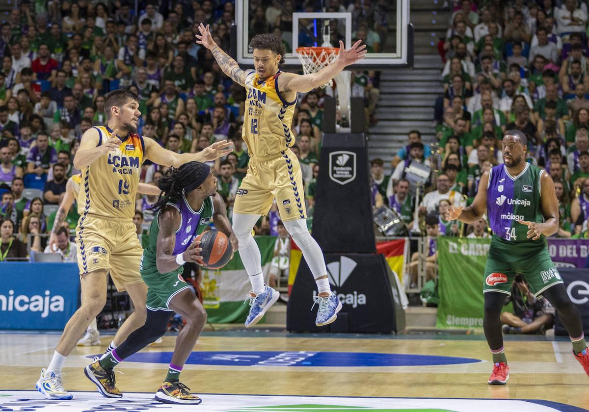 Un momento del primer partido de semifinales del 'playoff', celebrado el pasado martes en el Palacio de los Deportes de Murcia.