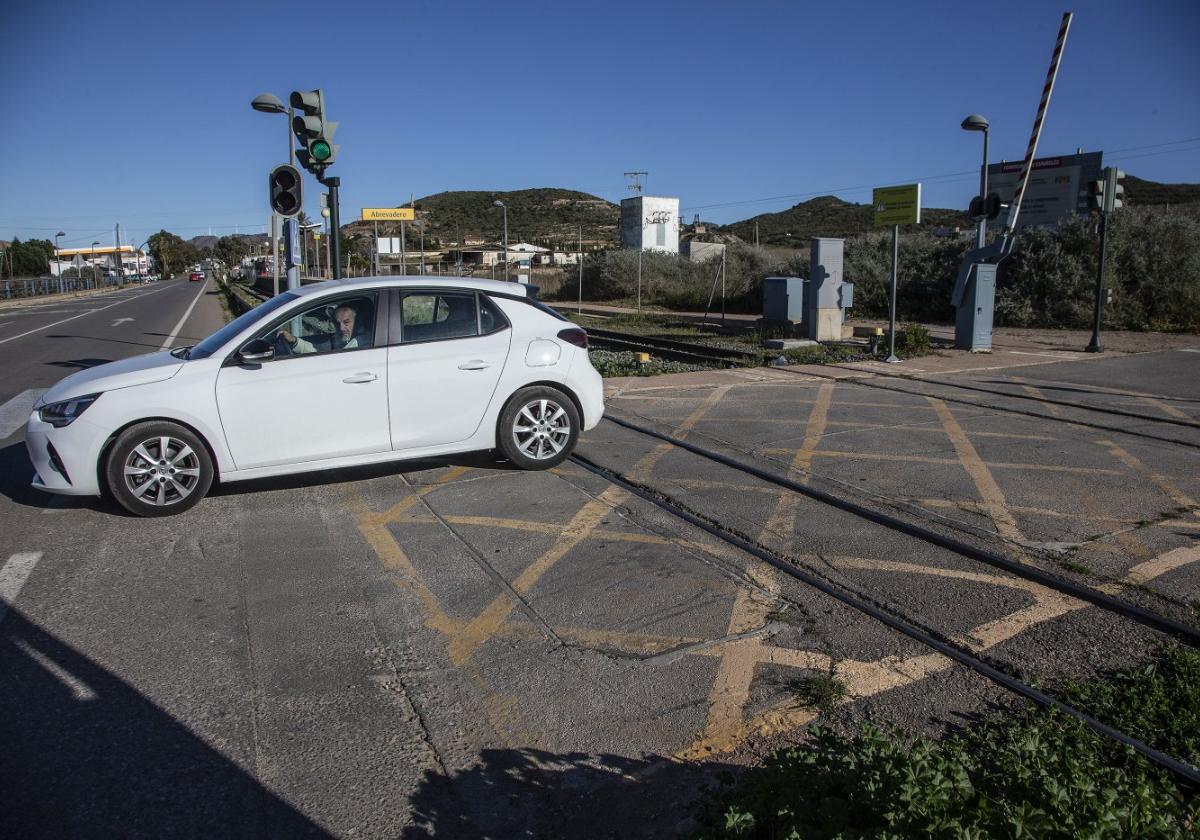 Adif licita la obra para quitar en Cartagena dos pasos a nivel peligrosos en la línea de Feve