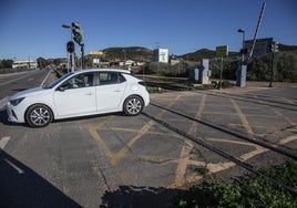 Un conductor se incorpora a la N-332 con su vehículo cruzando el paso a nivel de El Abrevadero, en una foto de archivo.