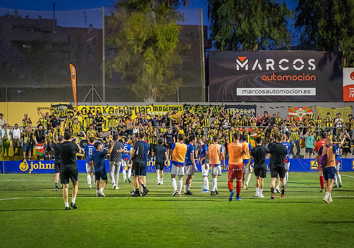 Los jugadores del Barakaldo agradecen el apoyo de sus aficionados ejemplo de deportividad y educación en Los Arcos.