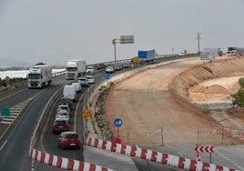 Vehículos en fila en el nuevo paso elevado que se construye en Balsicas para la alta velocidad.