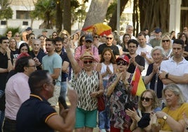 Un grupo de personas aplauden a uno de los integrantes de la plataforma, que les anima a defender el cierre del CETI, esta tarde en la Plaza de España.