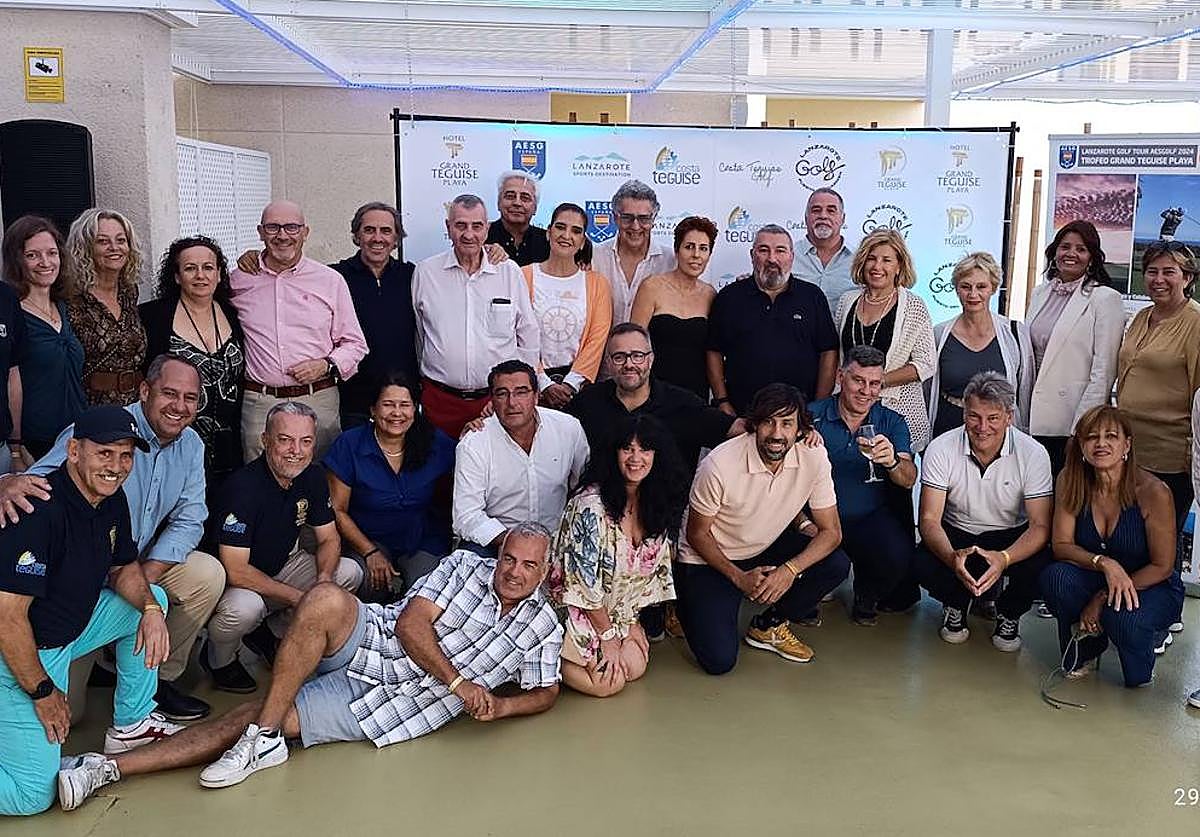 El grupo de periodistas de golf presentes en el viaje de familiarización lanzaroteño, junto a organizadores.