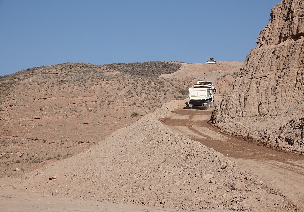 Cantera de la que Adif se provee de tierras en la pedanía de Río.