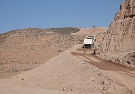 Cantera de la que Adif se provee de tierras en la pedanía de Río.