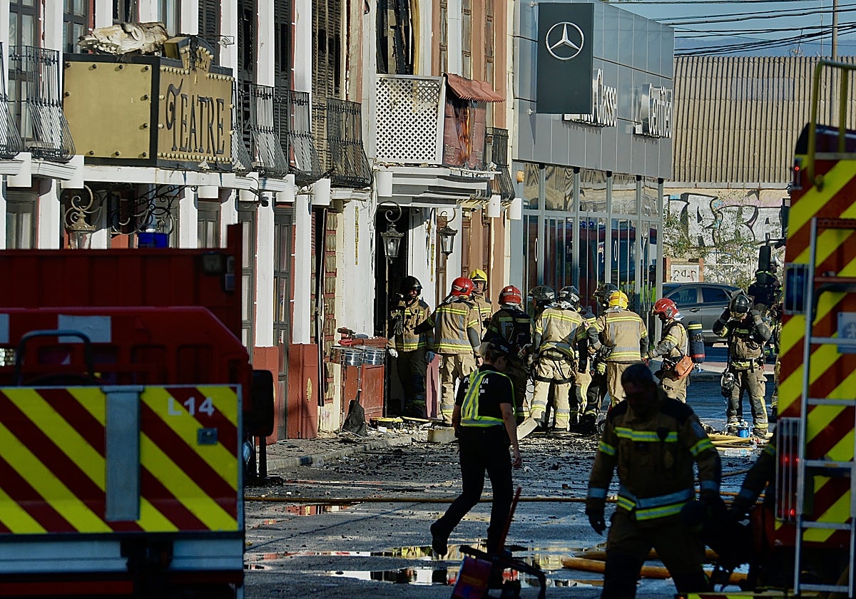 Bomberos trabajan en la extinción del incendio de la discoteca Teatre.