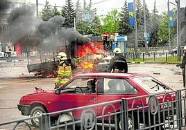 Un coche arde tras un ataque de misiles este jueves en el metro de Járkov