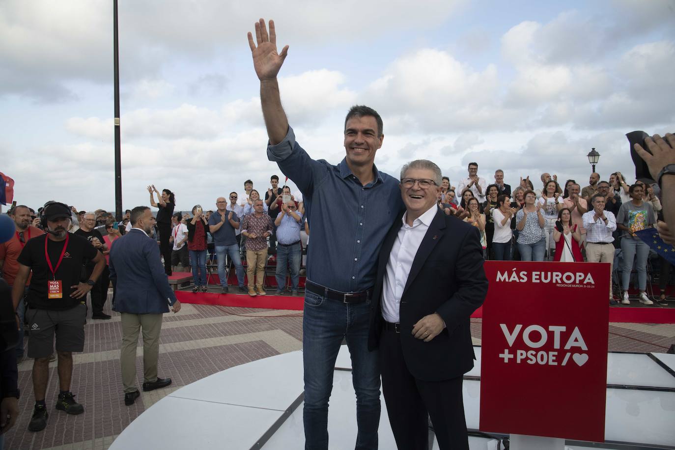 La visita de Pedro Sánchez a Los Alcázares, en imágenes