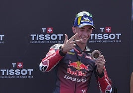 Pedro Acosta celebrando su tercer puesto en la carrera al sprint del GP de Cataluña, el pasado sábado.