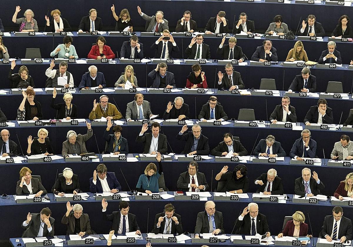 Los parlamentarios europeos votan durante una sesión de la Cámara comunitaria.