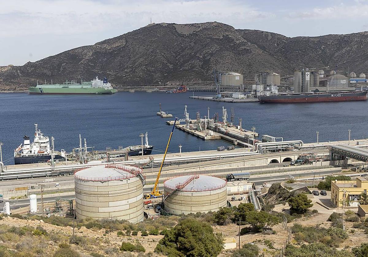 Buques en el puerto industrial de Escombreras, cargando y descargando mercancías, en 2023.