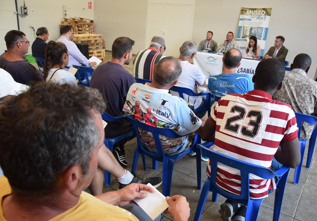 La reunión de los pescadores del Mar Menor con la consejera Rubira en la lonja de Lo Pagán.