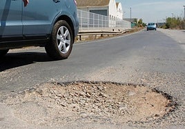 Imagen de un bache, en una vías de pedanías, en una imagen de archivo.