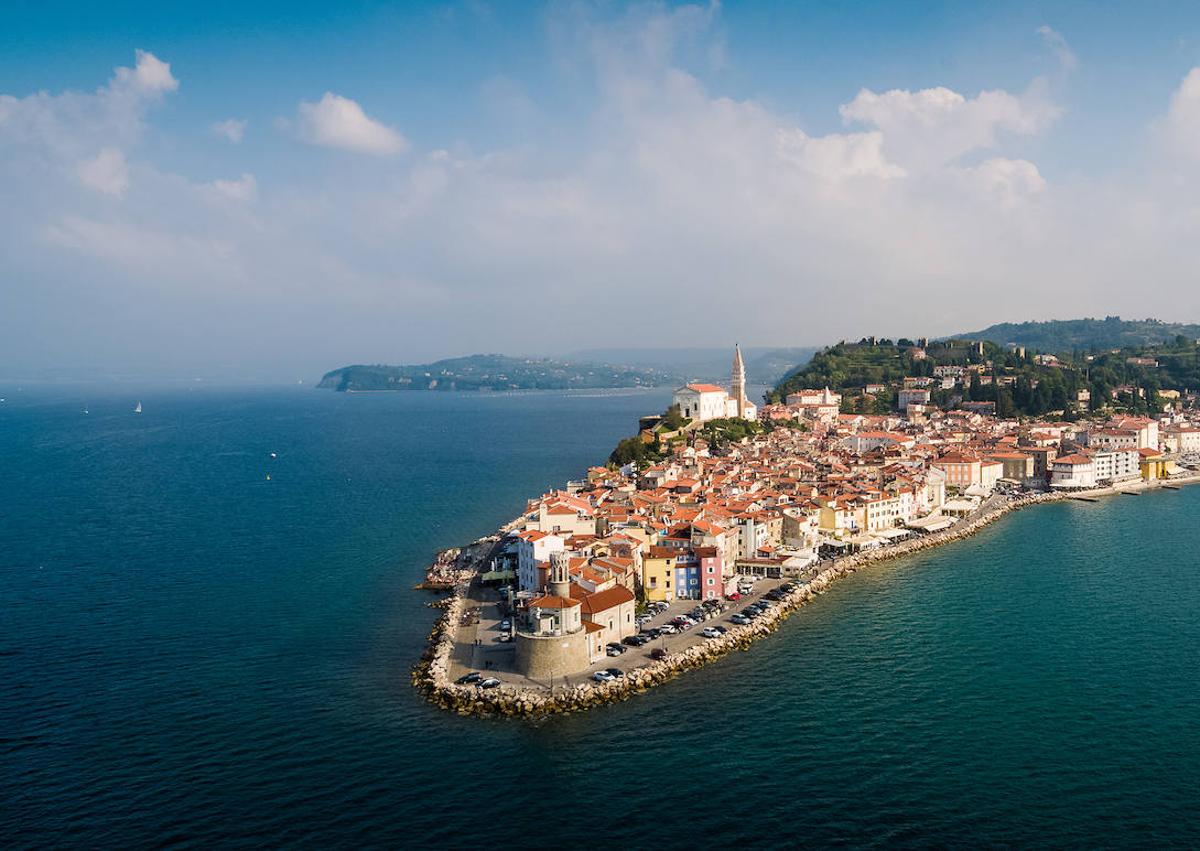 Imagen secundaria 1 -  1. Lago de Bled. Donde se puede visitar su isla central con la iglesia de la Asunción y a la que se puede acceder en barco. Sobre el lago vigila el castillo de Bled. 2. Costa Adriática. Piran es un pueblecito costero de calles estrechas y empedradas con edificios estilo veneciano en su centro histórico. Uno de los sitios más visitados de la costa. 3. Lubliana.Ciudad adoquinada y señorial cruzada por el río Liublianica, plagado de cafeterías y restaurantes en bullicio constante. Destaca su castillo, que se alza majestuoso sobre la ciudad.