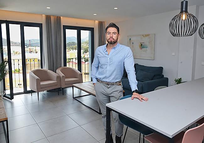 Gregorio Morales, en uno de los apartamentos turísticos de la empresa Cartagena Spain en la calle Real de Cartagena, frente al Arsenal Militar.