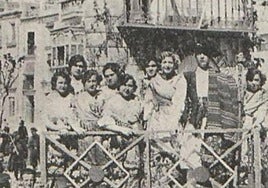 Bando. Una carroza del Bando de la Huerta que recreaba al Ayuntamiento de Murcia y su 'perráneo'.