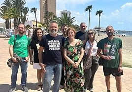 Elvira Medina, junto a otros miembros de Podemos, este sábado en San Javier.