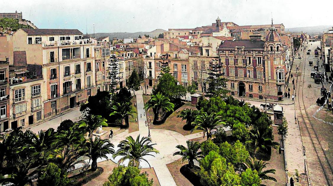 Imagen principal - En la parte superior vista de la Plaza de La Merced en 1924, sin duda con mejor aspecto que en la actualidad. A la izquierda el plano de Cartagena hace cien años, con su Ensanche. A la derecha, Alfonso Torres pidió la capitalidad regional para Cartagena. 