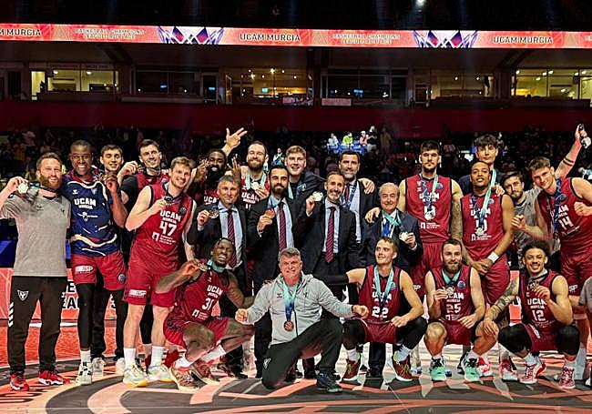 Los jugadores posan con la medalla de bronce de la Liga de Campeones FIBA.
