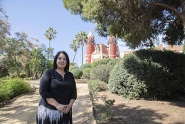 Julia Otón, con el Castillito de Los Dolores de fondo.