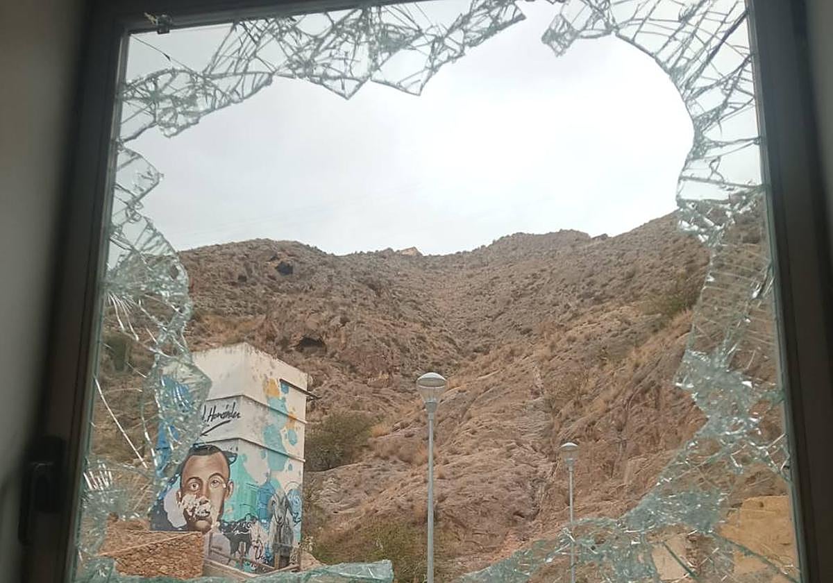 La ventana destrozada, vista desde el interior del edificio.