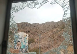 La ventana destrozada, vista desde el interior del edificio.