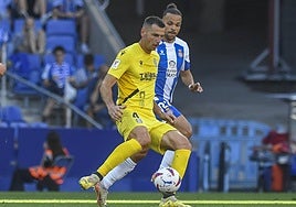 Alcalá da un pase ante la presión de Braithwaite.