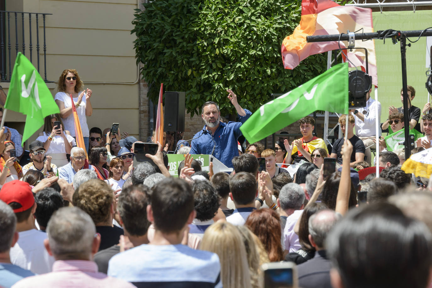El acto electoral de Vox con Abascal y Buxadé en Murcia, en imágenes